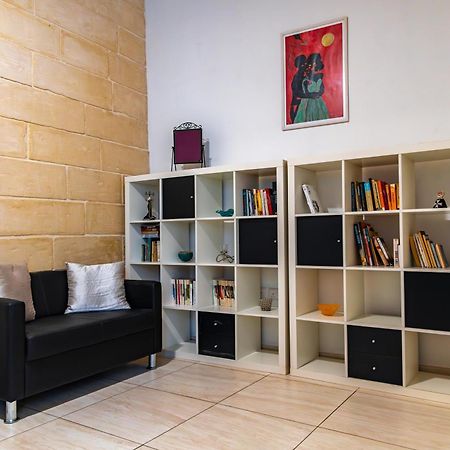 Traditional Maltese Styled 2Br Apartment With Large Maltese Balcony & Internal Yard - Located In The Heart Of Valletta - Maltese Capital City Exterior foto