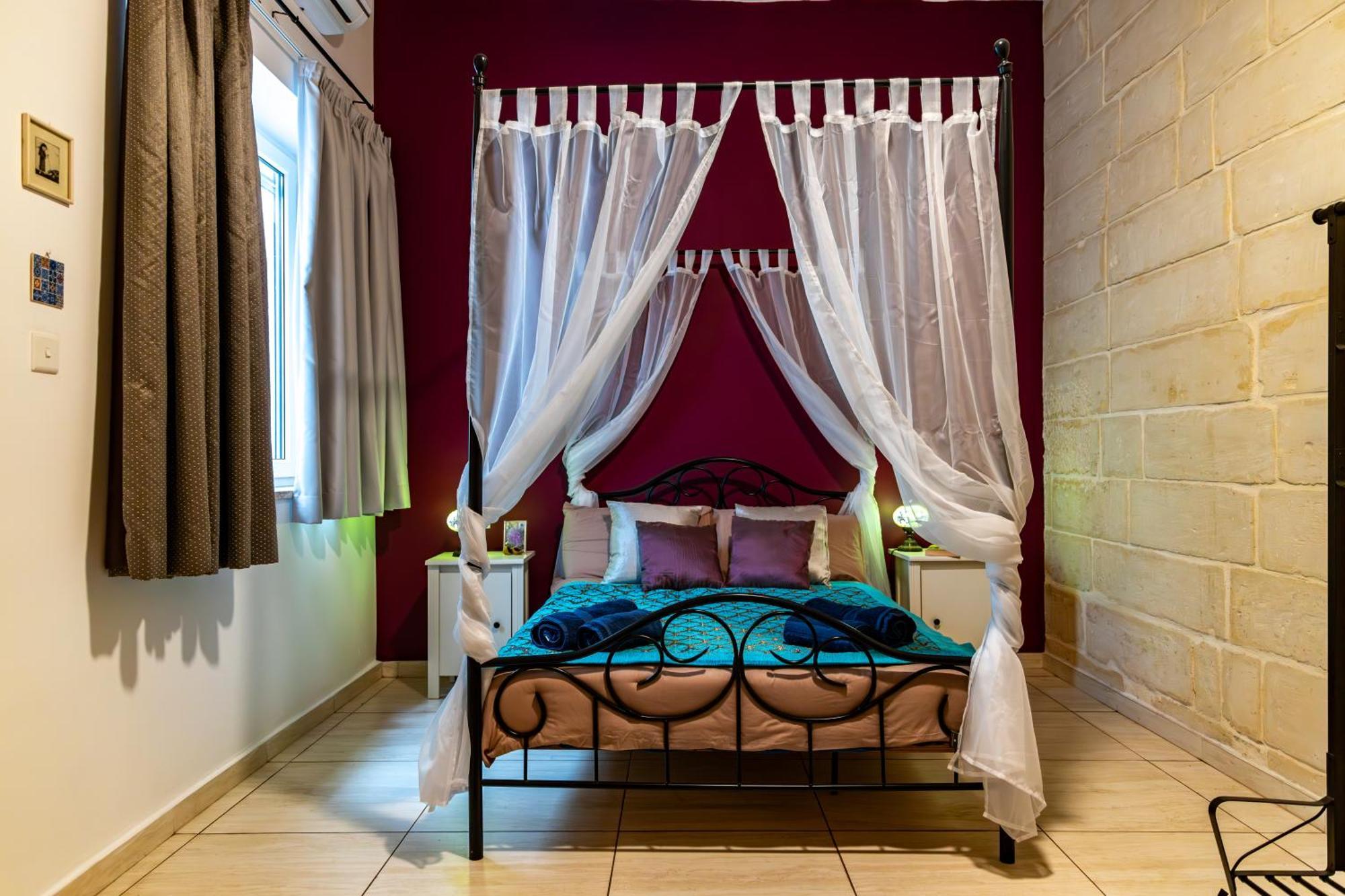 Traditional Maltese Styled 2Br Apartment With Large Maltese Balcony & Internal Yard - Located In The Heart Of Valletta - Maltese Capital City Exterior foto